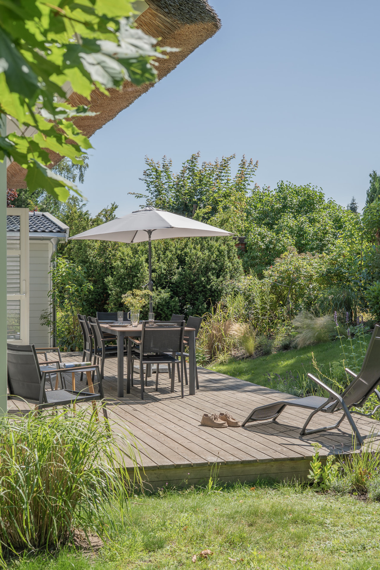 Möblierte Terrasse im großen Garten